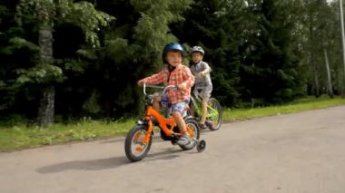 Sağlıklı çocuklar kardeşler birlikte bisiklet sürme