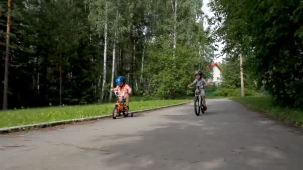 Heureux petits enfants frères à vélo ensemble — Video