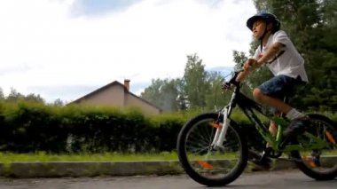 Banliyöde bisiklete binen genç çocuk