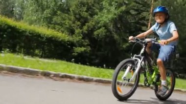 Kask binicilik bisiklet banliyölerinde sağlıklı genç çocuk