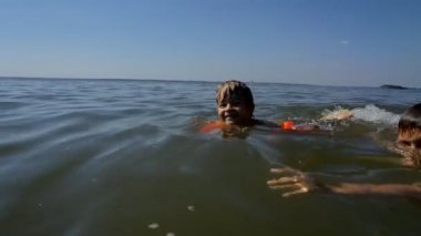 Çocuklar açık havada suda eğlenmek. Yüzme ve denizde dalış mutlu çocuk.