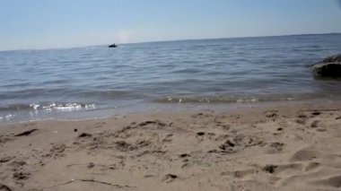 çalışan ve deniz suya atlama mutlu çocuklar.