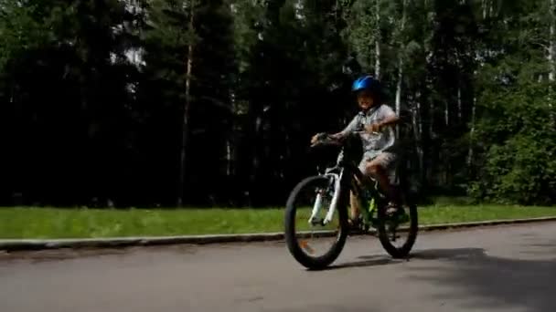 Ung pojke i hjälm ridning cykel — Stockvideo