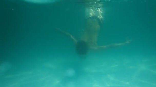 Garçon plongeant dans la piscine en plein air . — Video