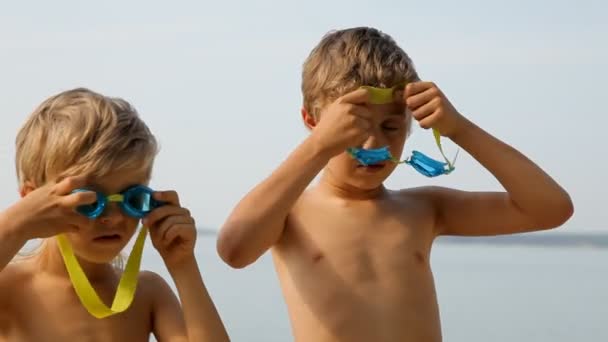 Boys standing on the beach, wear goggles — Stock Video