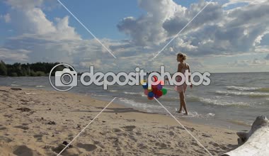 Sahilde yürüyüş renkli balonlar ile güzel kız