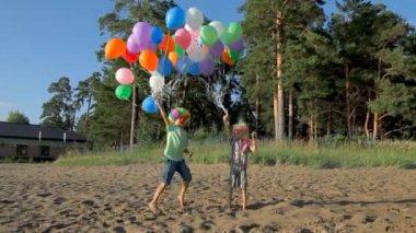 atlama ve dans balonlarla eğleniyor çocuklar