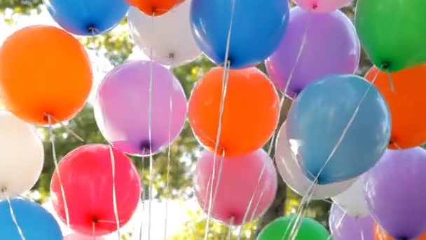 barevné helium balónky
