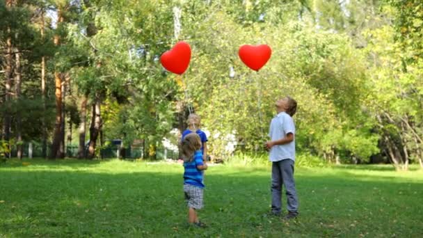 Ευτυχισμένα αγόρια απελευθερώθηκαν μπαλόνια στον ουρανό — Αρχείο Βίντεο