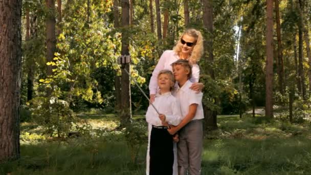 Mãe e filhos tirando uma foto de grupo no parque — Vídeo de Stock