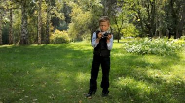 yeşil park Retro film kamera ile fotoğraf çekmek çocuk