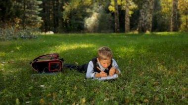 çim üzerinde yalan ve onun ödev öğrenci