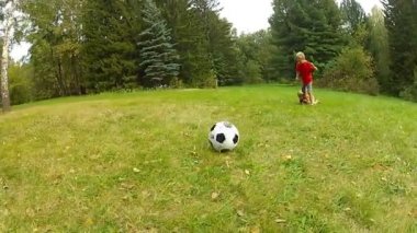 Şehir Parkı futbol oynayan çocuklar. Yaz kamp eğlencesi.