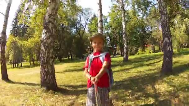 Пешие прогулки детей идет в лес — стоковое видео