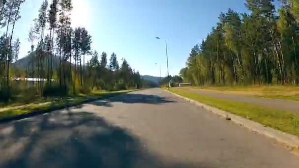 Guida di una macchina su una strada di campagna - Punto di vista anteriore . — Video Stock