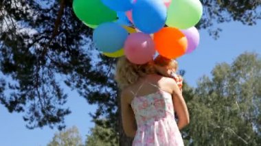 mutlu anne küçük çocuk renkli balonlarla iplik ile