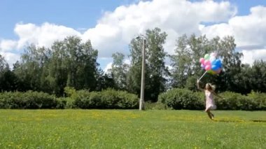 koşma ve atlama Park renkli balonlar ile genç güzel kadın