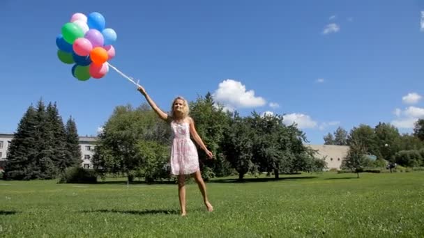 Молода жінка з повітряними кулями — стокове відео