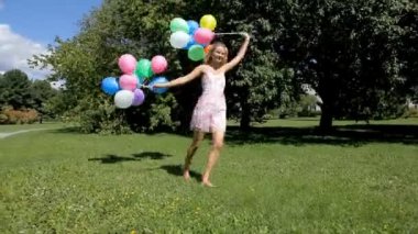 birçok renkli balon ile dans mutlu güzel kız