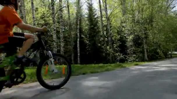 Gesundes Kind fährt Fahrrad auf der Straße in Vororten — Stockvideo