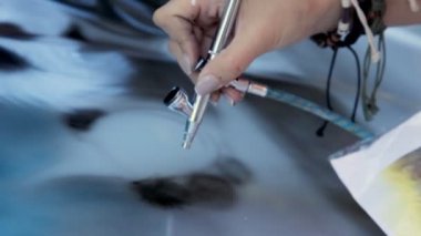 Airbrush ile resmi ressamın yakın çekim