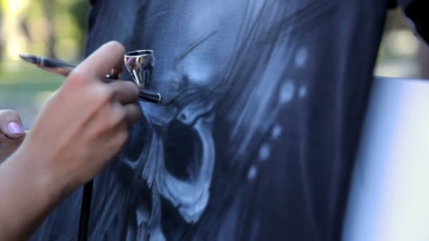 Kunstenaar schilderij schedel met airbrush — Stockvideo