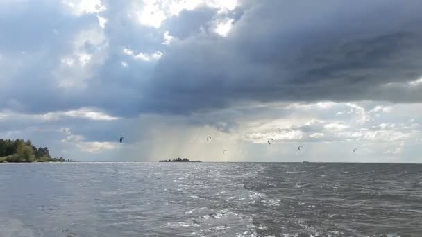 Beau paysage marin et kite surf au loin — Video