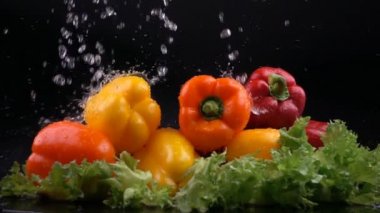 Su sıçrama biber ve yüksek hızlı kamera ile çekim marul.