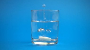 Aspirin ya da bir bardak su yavaş düşüyor efervesan hap