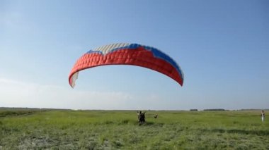 Sahada açılış yamaç paraşütü