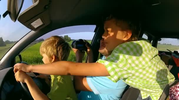 Meninos felizes dirigindo carro com o pai — Vídeo de Stock