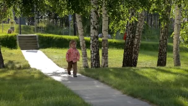 Boys running along the path one after another — Stock Video