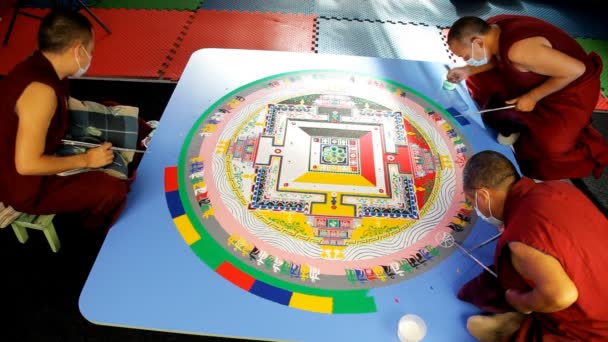 Tre tibetanska munkar att skapa sand Mandala — Stockvideo