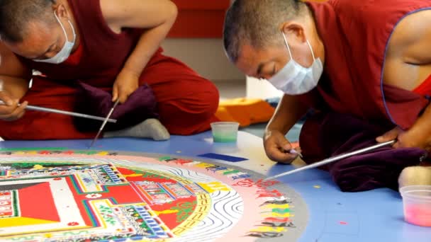 Tybetańscy mnisi tworzenie mandali z piasku — Wideo stockowe
