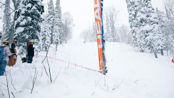 Ανταγωνιστή σκι γρήγορα προς τα κάτω την πλαγιά του βουνού σε ένα διαγωνισμό σκι — Αρχείο Βίντεο