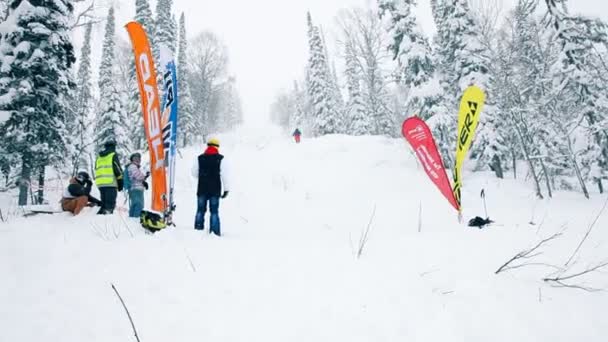 Ski skieur sur la piste lors d'une compétition de ski — Video