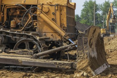 İnşaat alanında çalışma buldozer traktör