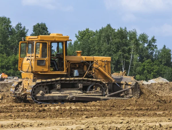 Bulldozer trattore terra in movimento — Foto Stock