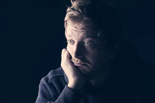 Üzgün yakışıklı erkek