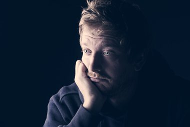 Karanlıkta üzgün erkek