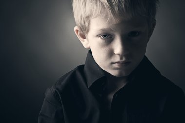 üzgün genç çocuk