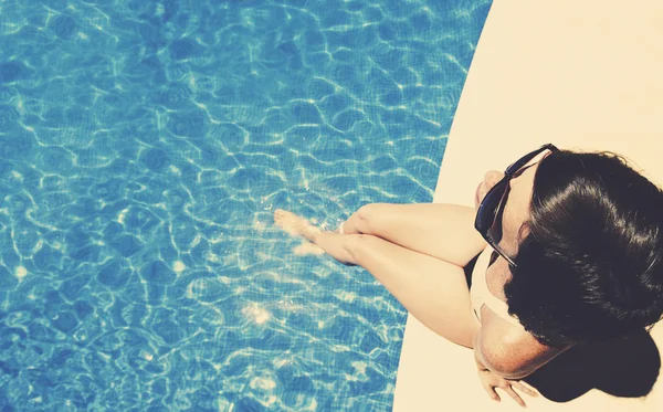 Mujer sentada cerca de la piscina —  Fotos de Stock