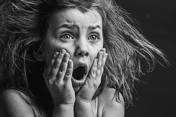 Испуганная девочка
