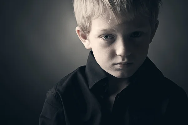 üzgün genç çocuk