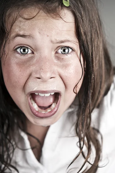 Enfant criant à la caméra — Photo