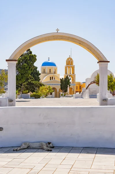 Église Saint-Georges par l'arche — Photo