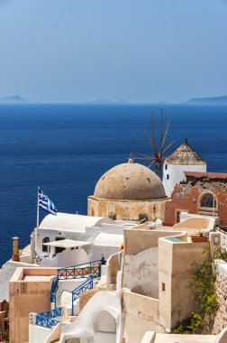 Santorini yel değirmeni ve kilise