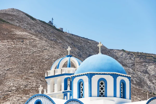 Iglesia kamari y colina —  Fotos de Stock