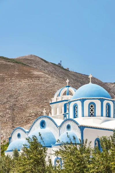 Igreja kamari e montanha — Fotografia de Stock