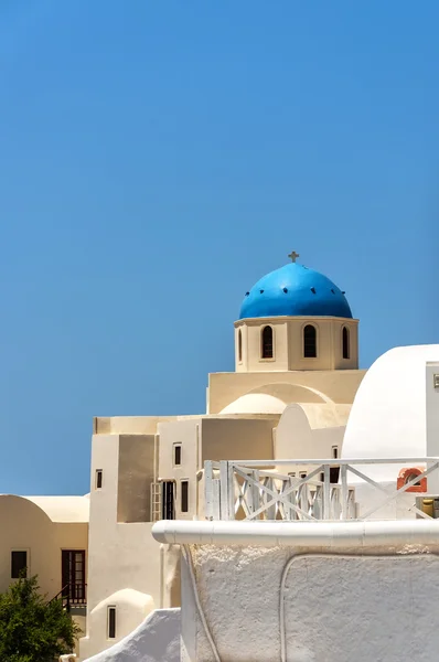 Santorini Oia blå kupol kyrka — Stockfoto